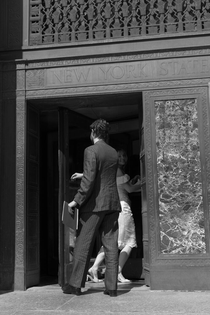 The couple arriving to Manhattan City Hall, like a scene out of your favorite rom com.